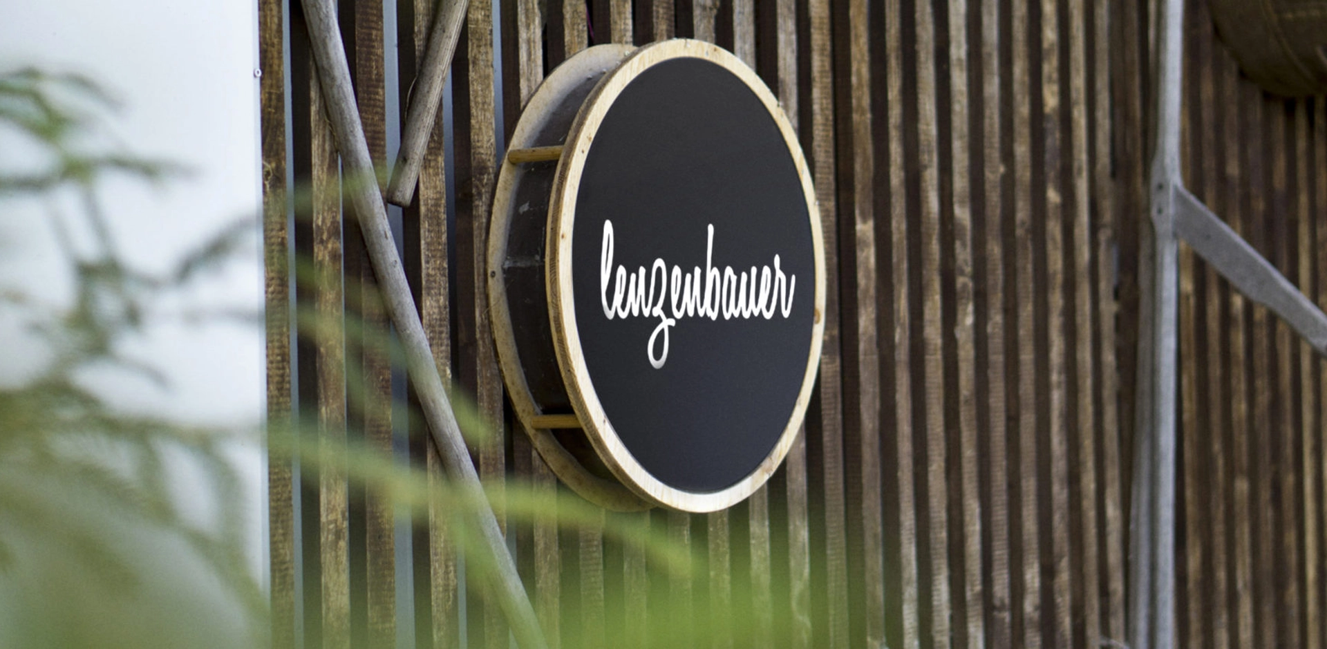 logo-design-lenzenbauer-visuelle-identitaet-golser Entwicklung des modernen Logos und der visuellen Identität für Lenzenbauer durch Golser Design.